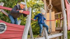 Familienfreundlicher Spielplatz am Tollensesee in der Mecklenburgischen Seenplatte