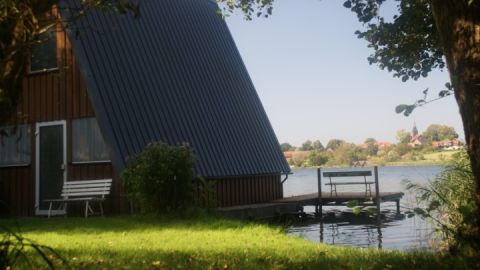 fewo_plaetlinsee_1_bootshaus-und-privatstrand_980x553