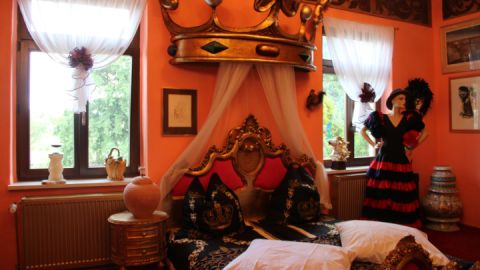 Jedes der vielen Zimmer ist in einem anderen Stil eingerichtet.
