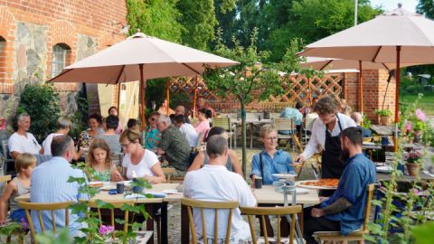 Pizza Landvergnügen auf der Terrasse der Weinschänke Kraatz