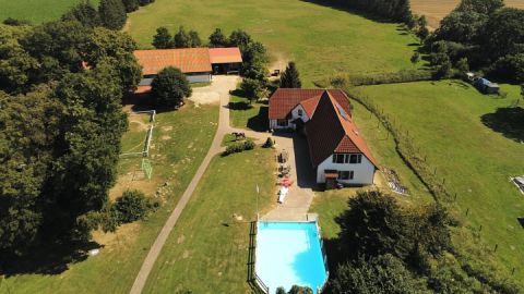 Kinderhotel inklusive Reithalle und Koppel
