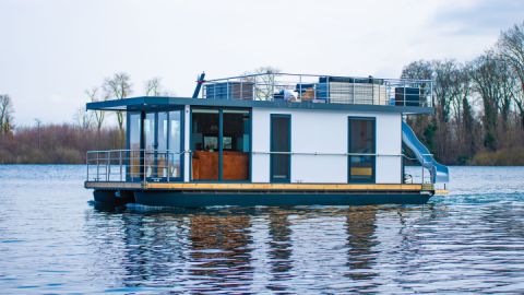 Hausboot mit Wasserrutsche