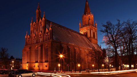 Nachtansicht - Konzertkirche Neubrandenburg